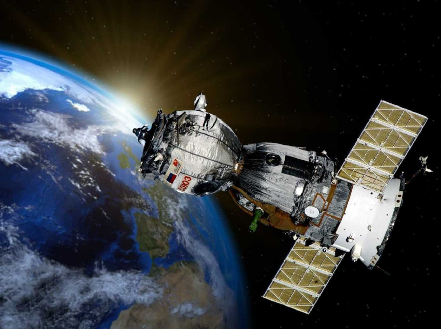 Satélite em órbita da Terra com o Sol ao fundo.